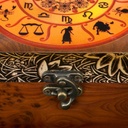 lakkozott-doboz-horoszkop-mintaval-zodiac-deli-59ak-h8-20-cm-w13-00-cm-13-00-cm-3.jpg