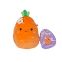 Squishmallows 13 cm - Caroleena a narancssárga répa zöld szárral és virágos kitűzővel plüss